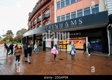 Bournemouth, Dorset, Großbritannien. Dezember 2020. Allgemeine Ansicht außerhalb des Debenhams Kaufhauses in Bournemouth in Dorset, das geschlossen werden soll, wenn ein Rettungsvertrag mit Fraser Groups Mike Ashley abgelehnt wird. Bild: Graham Hunt/Alamy Live News Stockfoto