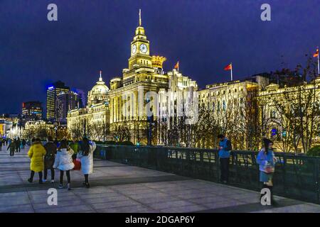 Urbane Nachtszene im Bund, Shanghai, China Stockfoto