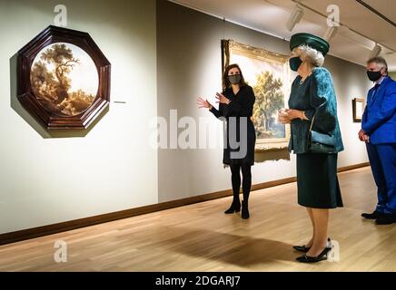 Prinzessin Beatrix der Niederlande im Dordrechts Museum in Dordrecht, am 08. Dezember 12-2020, um die Ausstellung tief verwurzelt zu besuchen. Bäume in holländischer Malerei. Das Museum organisiert die Ausstellung anlässlich des 50-jährigen Bestehens der Baumstiftung Foto: Rotapool /Sem van der Wal/ Albert Nieboer/Netherlands OUT/Point De Vue Out Stockfoto