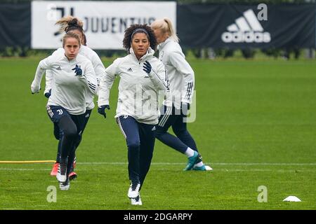 Turin, Italien. Dezember 2020. Sara Gama von Juventus während des Trainings am Vorabend des UEFA WomenÕs Champions League-Spiels Juventus Women gegen Olympique Lyonnais am 8. Dezember 2020 im Juventus Training Center in Turin. (Foto von Alberto Gandolfo/Pacific Press) Quelle: Pacific Press Media Production Corp./Alamy Live News Stockfoto