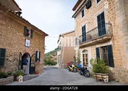 Die Seitenstraßen des Dorfes Deia auf Mallorca, Spanien Stockfoto