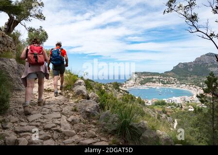 Ein Paar, das den GR221-Spaziergang mit Blick auf die Bucht von Port de Soller, Mallorca, Spanien, macht Stockfoto