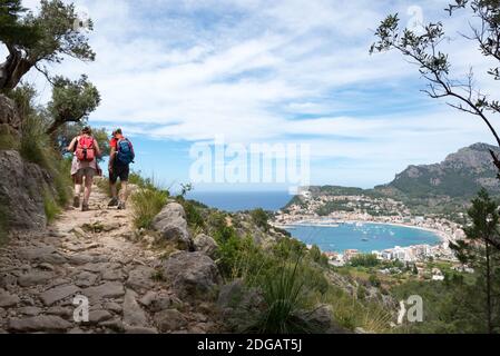 Ein Paar, das den GR221-Spaziergang mit Blick auf die Bucht von Port de Soller, Mallorca, Spanien, macht Stockfoto