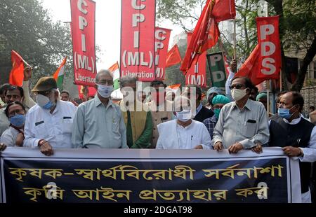 Kalkutta, Indien. Dezember 2020. Der Vorsitzende der Linken Front Biman Bose, die CPI(M)-Staatssekretärin Surja Kanta Mishra sowie führende Vertreter der Linken und des Kongresses und Aktivisten nehmen an einer Kundgebung während des Generalstreiks von All India Teil, der von der Farmers Union aufgerufen wurde, gegen das Gesetz über neue Farmen zu protestieren. (Foto von Ved Prakash/Pacific Press) Quelle: Pacific Press Media Production Corp./Alamy Live News Stockfoto