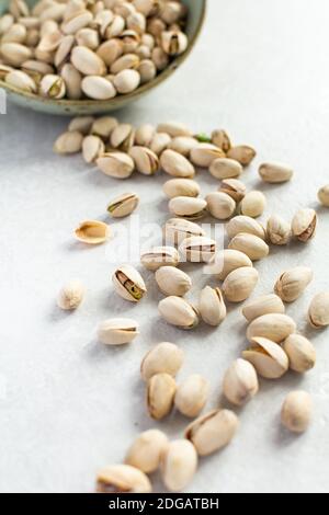 Pistazien. Eine Streuung von Pistazien auf dem Tisch. Geringe Schärfentiefe, selektiver Fokus Stockfoto