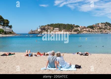 Menschen am Strand von Port de Sóller auf Mallorca, Spanien Stockfoto