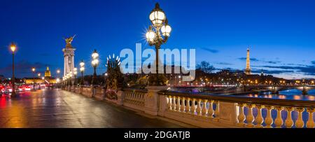 Paris bei Nacht von Pont Alexandre III, Paris, Frankreich Stockfoto