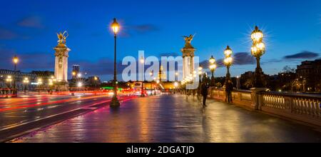 Paris bei Nacht von Pont Alexandre III, Paris, Frankreich Stockfoto