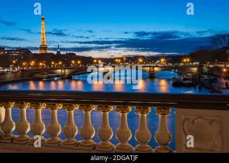 Blick auf Pont de la Concorde bei Nacht von Pont Alexandre III, Paris, Frankreich Stockfoto