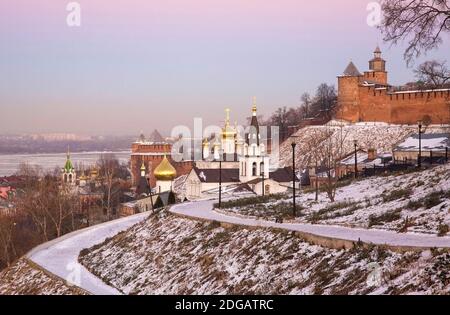 Die orthodoxe Kirche und Nischni Nowgorod Kreml im Winter bei rosa Sonnenuntergang Stockfoto