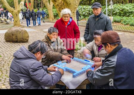 Ältere Chinesen spielen Spiel im Park, Shanghai Stockfoto