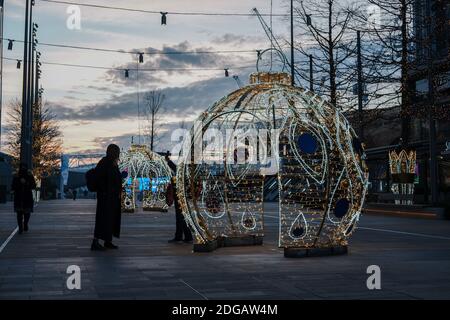 London, UK- Dezember 2020 : große weihnachtskugeln und Dekorationen im International Quarter London, Queen Elizabeth Olympic Park, Stratford Stockfoto