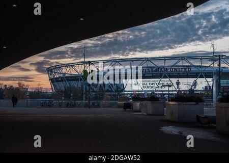 London, England, UK - Dezember 2020: Queen Elizabeth Olympic Park und das London Stadium , Heimat von West Ham United. Stockfoto