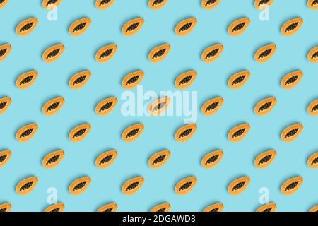 Sommermuster mit orangefarbener Papaya-Scheibe auf hellblauem Hintergrund. Minimaler Sommer-Konzept.Isometrische Ansicht. Stockfoto