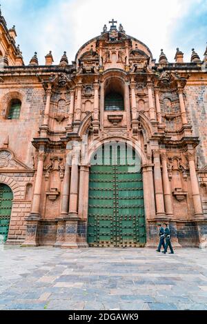 Fassade der reich verzierten Kathedrale Basilika der Himmelfahrt von Die Jungfrau in Cusco Stockfoto