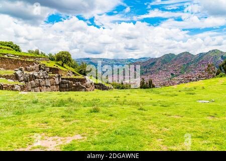 Das große Feld und ein Teil der Wand an Sacsahuaman mit Blick auf die Stadt Cusco in Die Rückseite Stockfoto