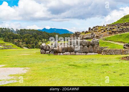 Ansicht von Sacsahuaman mit einem Teil der Steinmauer Stockfoto