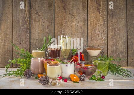 Set von verschiedenen Weihnachten und Winter Getränke. Eine Auswahl an Weihnachtscocktails, heißen und kalten Getränken, in gemütlicher Holzhausuntermalung mit Weihnachten Stockfoto