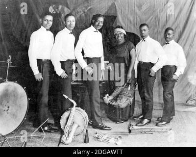 GERTRUDE 'MA' RAINEY (1886-1939) mit der Wild Cats Jazz Band Etwa 1928 mit dem Gründer der Band, Thomas 'Georgia Tom' Dorsey Am Klavier mit Tampa Red Second von links Stockfoto