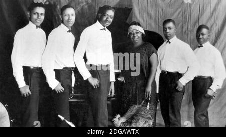 GERTRUDE 'MA' RAINEY (1886-1939) mit der Wild Cats Jazz Band Etwa 1928 mit Tampa Red zweite von links Stockfoto