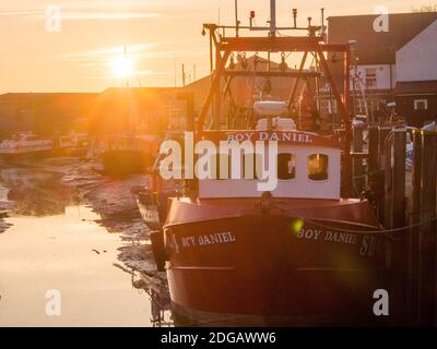 Queenborough, Kent, Großbritannien. Dezember 2020. Sonnenuntergang hinter Fischerbooten in Queenborough Creek, Kent, wenn die Brexit-Frist näher rückt. Kredit: James Bell/Alamy Live Nachrichten Stockfoto