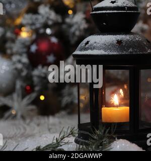 Rustikaler Weihnachtskerzenhalter. Verschwommenes Weihnachtslicht Stockfoto