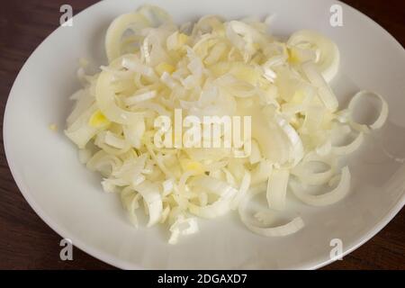 Gehackte Lauch-Textur als Hintergrund auf einem weißen Teller. Vegetarisches Essen und Gemüse. Stockfoto