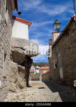 Ein Haus, das einen Felsen in Sabugueiro Weiler integriert, Serra da Estrela, Portugal Stockfoto
