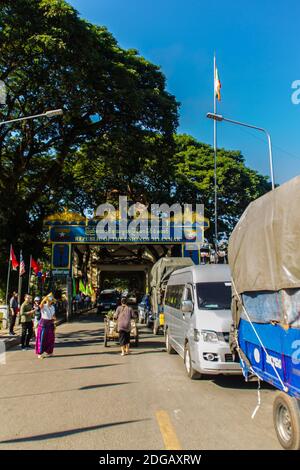 Tachileik, Myanmar - 18. November 2017: Touristen besuchten Tachileik Grenzmarkt von Mae Sai, Thailand. Tachilek oder Tha Khi Lek ist eine Grenzstadt in t Stockfoto