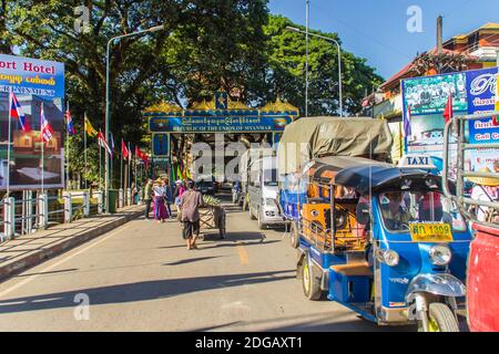 Tachileik, Myanmar - 18. November 2017: Touristen besuchten Tachileik Grenzmarkt von Mae Sai, Thailand. Tachilek oder Tha Khi Lek ist eine Grenzstadt in t Stockfoto