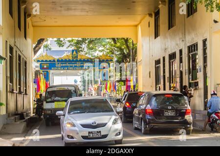 Tachileik, Myanmar - 18. November 2017: Touristen besuchten Tachileik Grenzmarkt von Mae Sai, Thailand. Tachilek oder Tha Khi Lek ist eine Grenzstadt in t Stockfoto