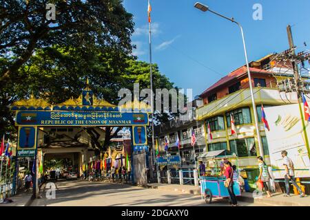 Tachileik, Myanmar - 18. November 2017: Touristen besuchten Tachileik Grenzmarkt von Mae Sai, Thailand. Tachilek oder Tha Khi Lek ist eine Grenzstadt in t Stockfoto