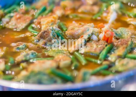 Würziger Currysauer mit Omelett gemischter Klettertessel. Köstliche traditionelle thailändische Küche, würziges Sauersuppencurry mit Garnelen und Omelett gemischtes Kletterwattl Stockfoto