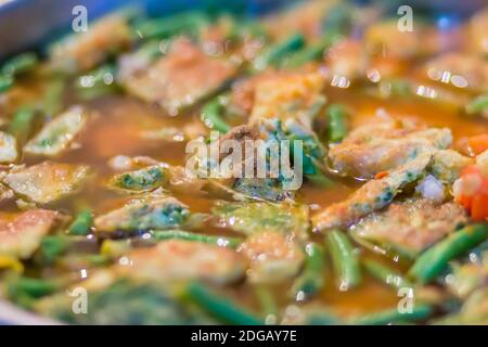 Würziger Currysauer mit Omelett gemischter Klettertessel. Köstliche traditionelle thailändische Küche, würziges Sauersuppencurry mit Garnelen und Omelett gemischtes Kletterwattl Stockfoto