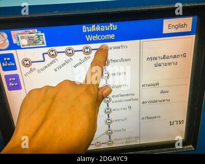 Bangkok, Thailand - 5. September 2017: Menschen mit seinem Finger, um Zielstation während des Kaufs eines Münztickets von MRT (Metropolitan Rapid TR Stockfoto