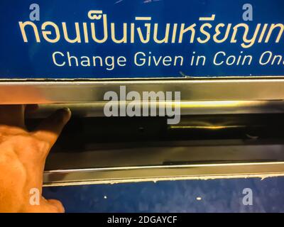 Bangkok, Thailand - 5. September 2017: Menschen mit seinem Finger, um einen Wechsel der Münze beim Kauf eines Münztickets von MRT (Metropolitan Rapid Transit Stockfoto