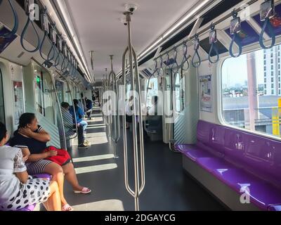 Bangkok, Thailand - 4. September 2017: Menschen, die mit dem Skytrain der MRT Purple Line reisen, bedient die Purple Line Reisende zwischen den nordwestlichen Stockfoto