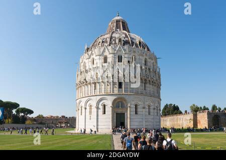 Pisa, Italien-Oktober 21, 2018:Blick auf den berühmten schiefen Turm und die mittelalterliche Kathedrale auf dem berühmten Platz der Wunder in Pisa Stockfoto