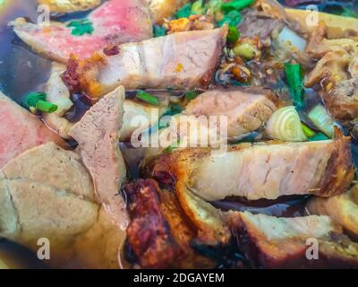 Chinesische Nudelsuppe oder Kuay Jub, eines der thailändischen Street Food, die Nudeln Rolle, Schweinefleisch Lebern, Schweineblut, Schweinenniere, gekochte Eier und Fleisch enthalten. Stockfoto