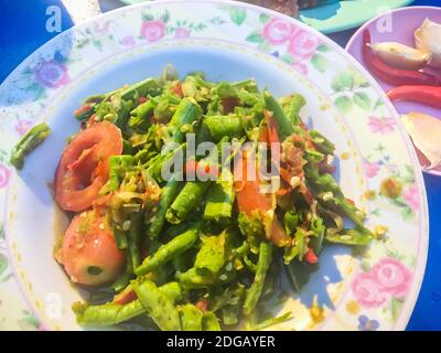 Yard Long Bean Spicy Salat Thai Street Food Menü, das Sie nicht verpassen. Dies ist ein weiteres Gericht mit würzigem Salat, den Sie auch von Papaya Salat Res bekommen Stockfoto