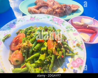 Yard Long Bean Spicy Salat Thai Street Food Menü, das Sie nicht verpassen. Dies ist ein weiteres Gericht mit würzigem Salat, den Sie auch von Papaya Salat Res bekommen Stockfoto