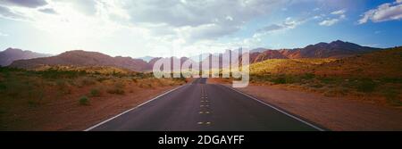 Straße durch eine Landschaft mit Bergen im Hintergrund, Calico Basin, Red Rock Canyon National Conservation Area, Las Vegas, Nevada, USA Stockfoto