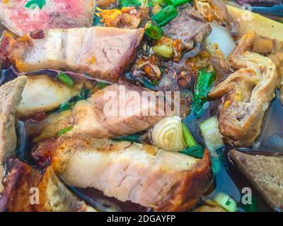 Chinesische Nudelsuppe oder Kuay Jub, eines der thailändischen Street Food, die Nudeln Rolle, Schweinefleisch Lebern, Schweineblut, Schweinenniere, gekochte Eier und Fleisch enthalten. Stockfoto