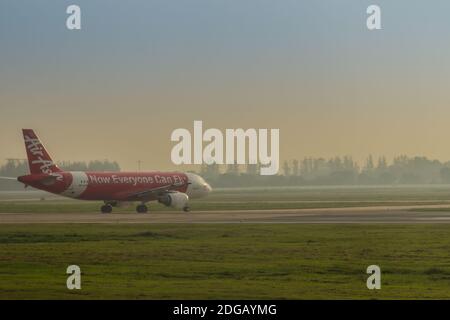 Don Mueang Internationaler Flughafen, Bangkok, Thailand-18. November 2017: Airbus A320 von Thai AirAsia rollt vor dem Start auf der Start-und Landebahn. AirAsia Stockfoto