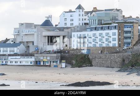 Blick auf die Tate St Ives Kunstgalerie in St Ives, Cornwall, England, Großbritannien Stockfoto