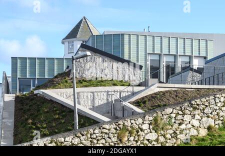 Blick auf die Tate St Ives Kunstgalerie in St Ives, Cornwall, England, Großbritannien Stockfoto