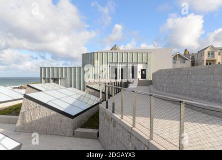 Blick auf die Tate St Ives Kunstgalerie in St Ives, Cornwall, England, Großbritannien Stockfoto