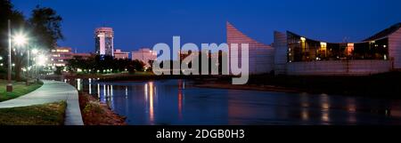 Die Innenstadt von Wichita vom Ufer des Arkansas River aus gesehen, Wichita, Kansas, USA Stockfoto