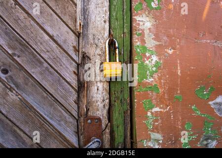 Altes Schloss an der Holztür mit schäbiger Wand Stockfoto