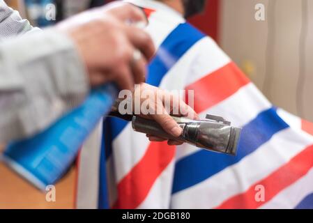 Friseur Reinigung elektrischer Haarschneider. Stockfoto